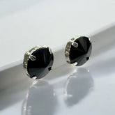 Brinco Redondo com Cristal Preto Quatro Garras